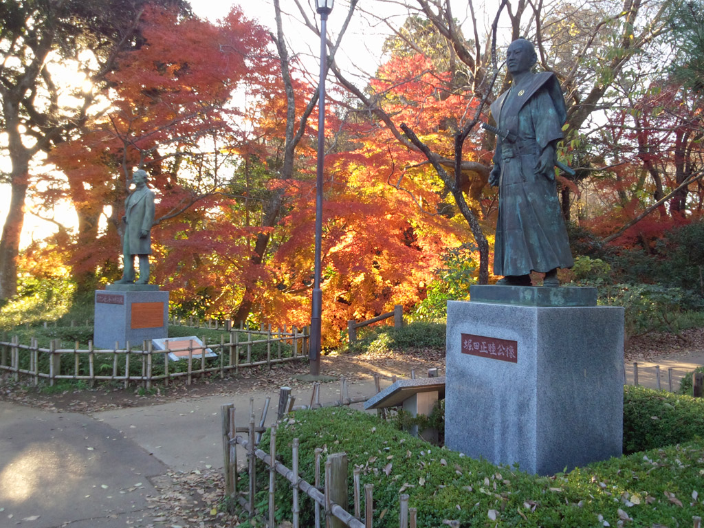 銅像と紅葉