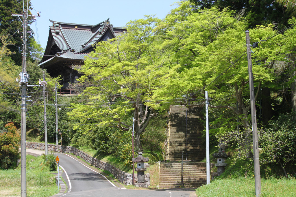 参道の階段と仁王門