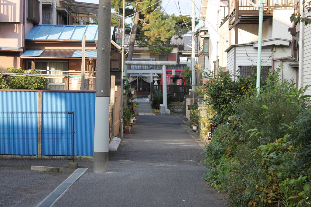 民家の先に鳥居