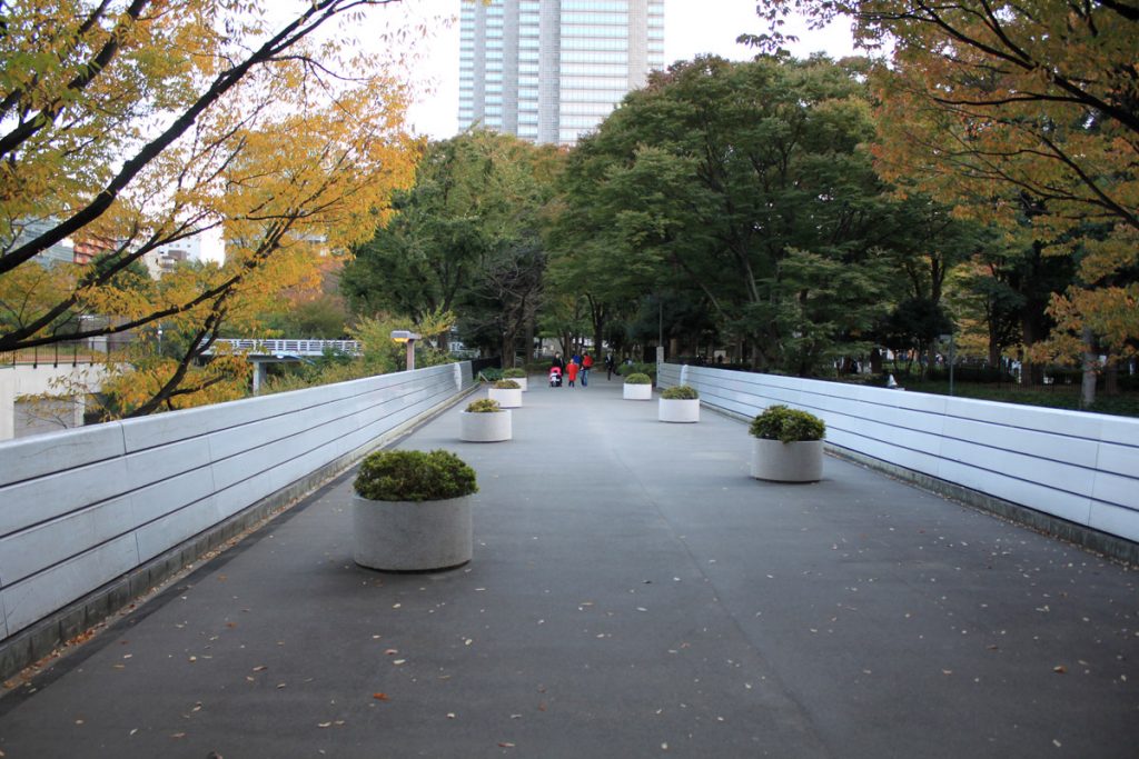 中央公園の歩道橋（現在）