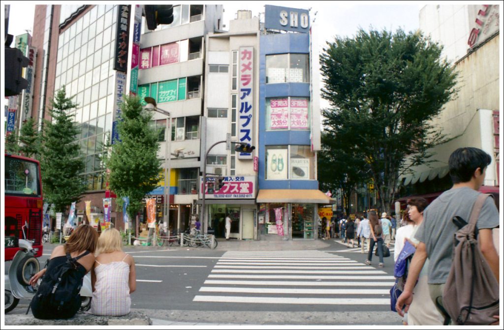 新宿東口付近