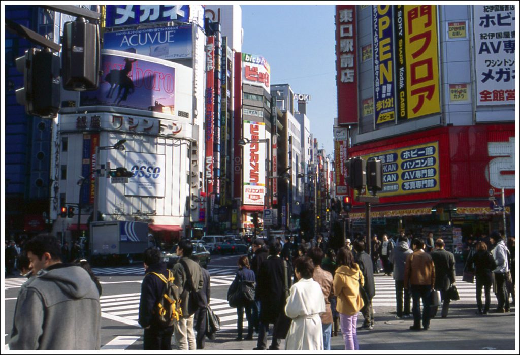 新宿東口付近