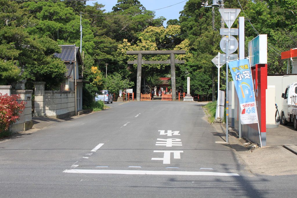 鳥居の前