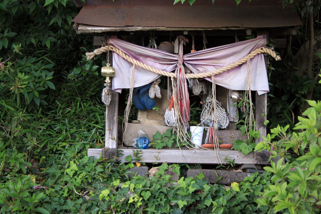 わらじが収められた小さな祠