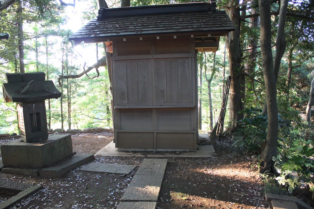 横にも祠