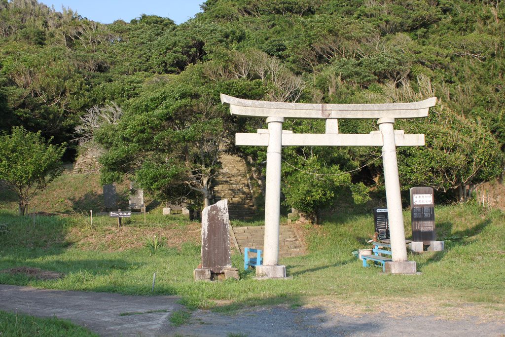 鳥居と参道の階段