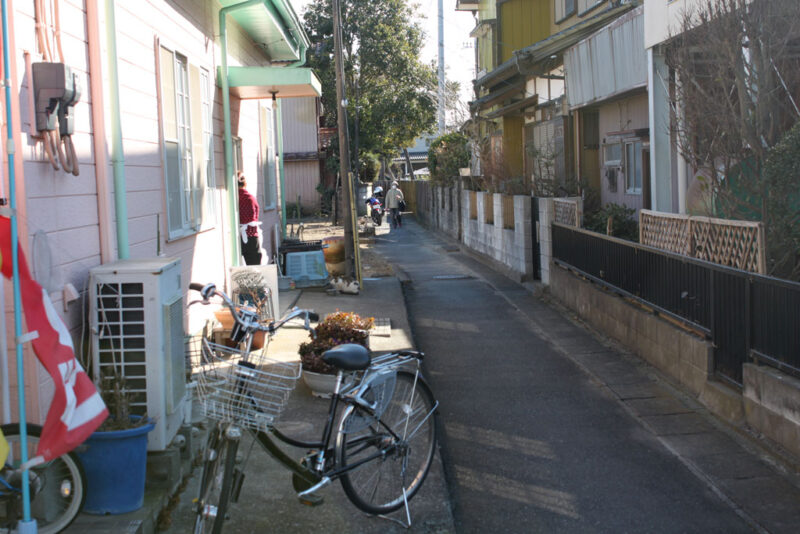 横の小道に入る