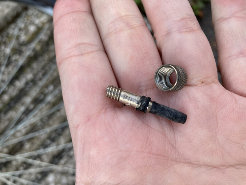 劣化して切れた虫ゴム