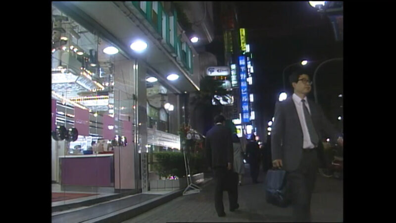パチンコ店前