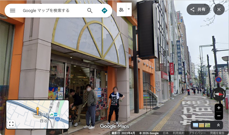 パチンコ店前